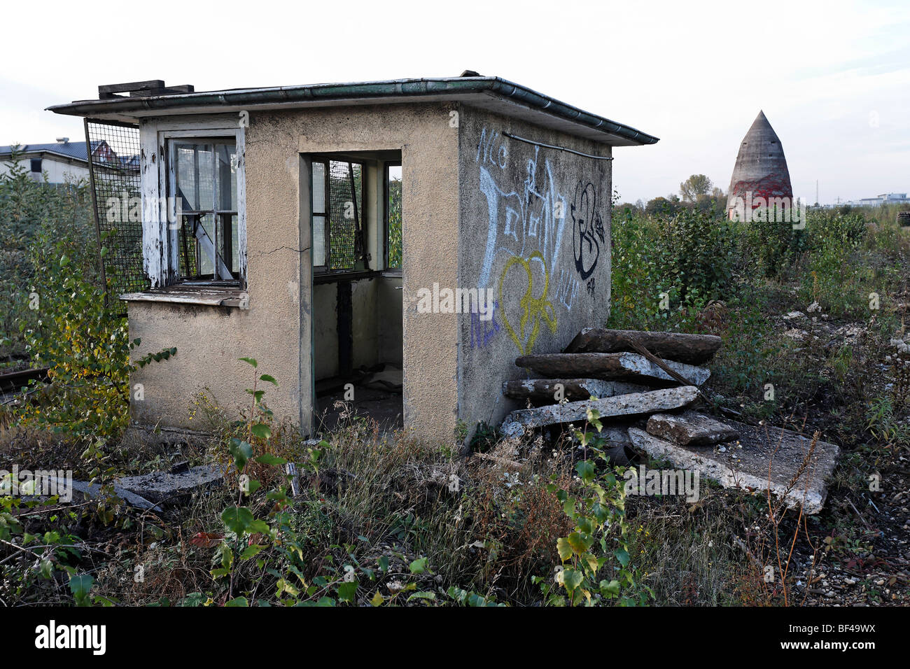 Segnale fatiscente box capannone, terreno incolto, ex Ausbesserungswerk officina di riparazione delle Ferrovie Tedesche, vacante, chiuso nel 2003 Foto Stock