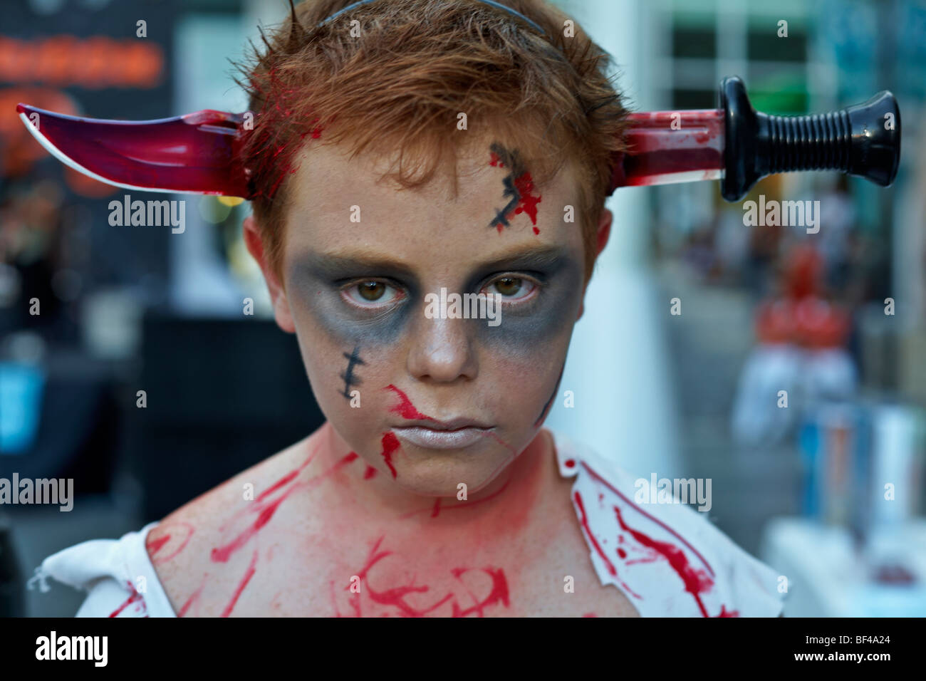 Viso make up e accessori su un bambino ad una festa di Halloween Foto Stock