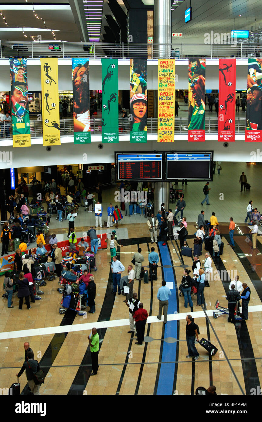 I viaggiatori nella sala degli arrivi presso l'O.R. Tambo International Airport, ORTIA, Johannesburg, Sud Africa e Africa Foto Stock