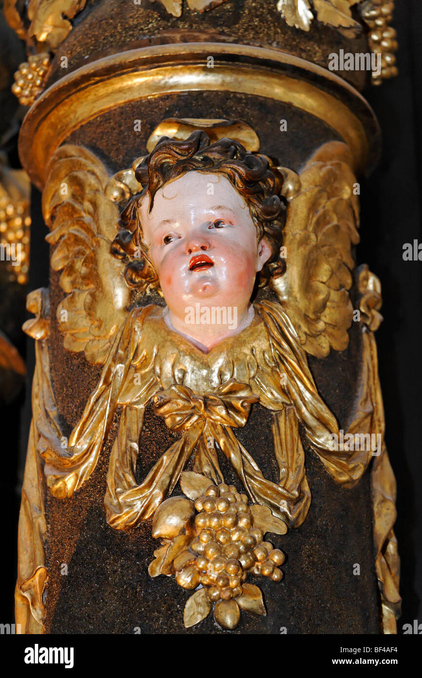 Testa di un putto, Angelo barocco scolpito, ex chiesa abbaziale di San Michele a Basilica Minore, regione del Salzkammergut, Austria superiore Foto Stock