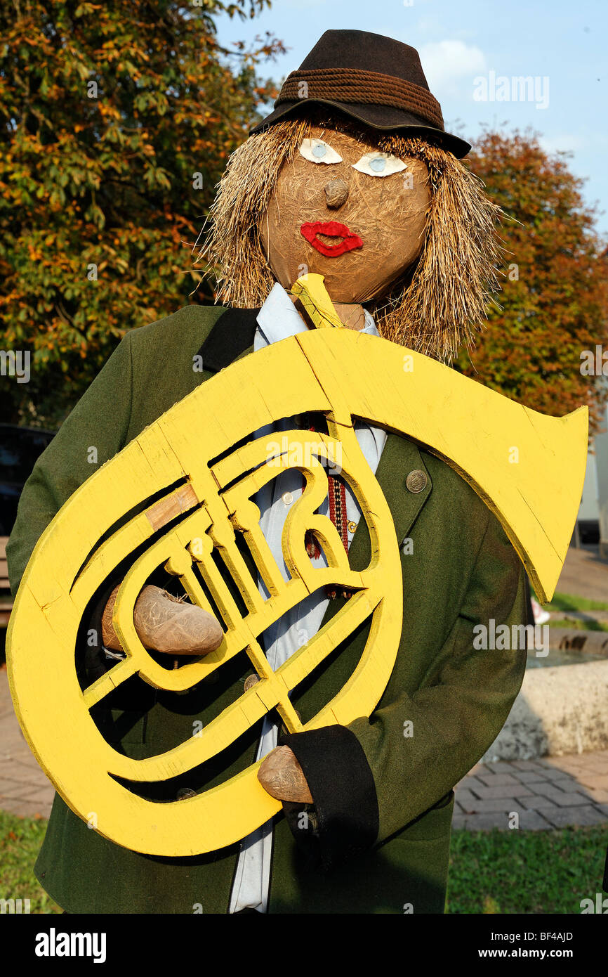 Bambola ripiene di un flicorno player nel tradizionale costume di Salisburgo, Bauernherbst Harvest Festival, Michaelbeuren, Flachgau, Sa Foto Stock