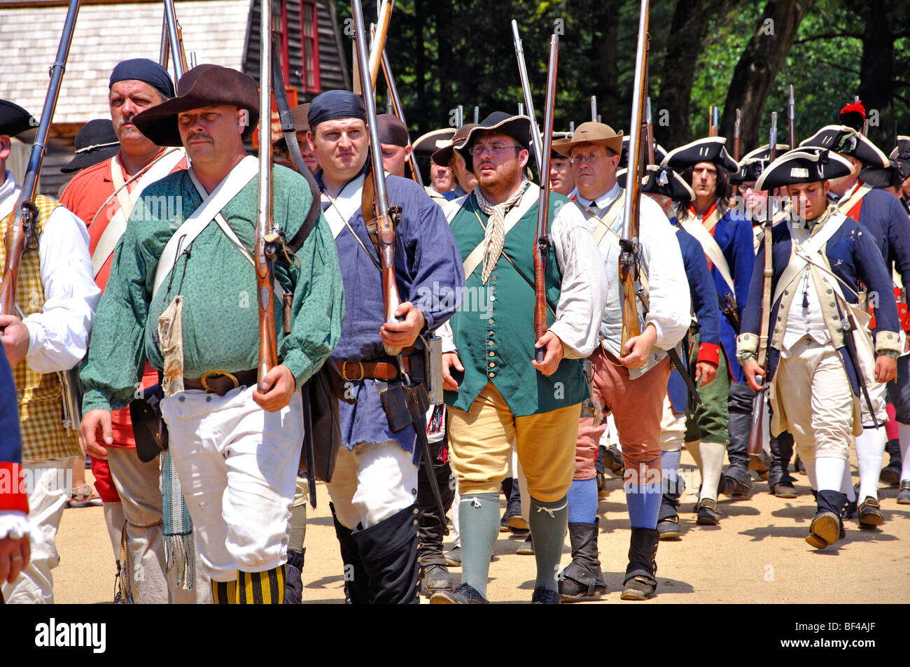 Patrioti americani marching- costume guerra rivoluzionaria americana (1770's) era rievocazione Foto Stock