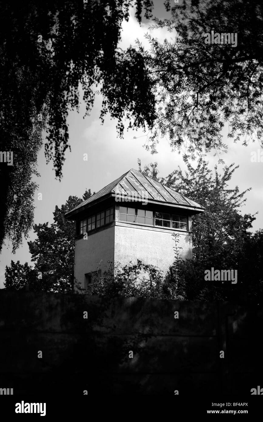 Un ex torre di guardia a bordo del composto presso il memoriale del campo di concentramento di Dachau in Germania Foto Stock