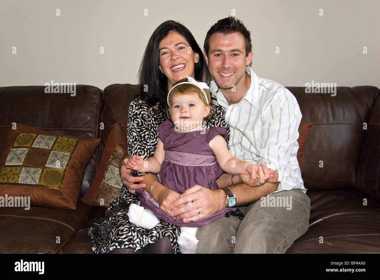 Ritratto orizzontale di orgogliosi genitori e la loro bambina vestito per  il suo primo compleanno Foto stock - Alamy