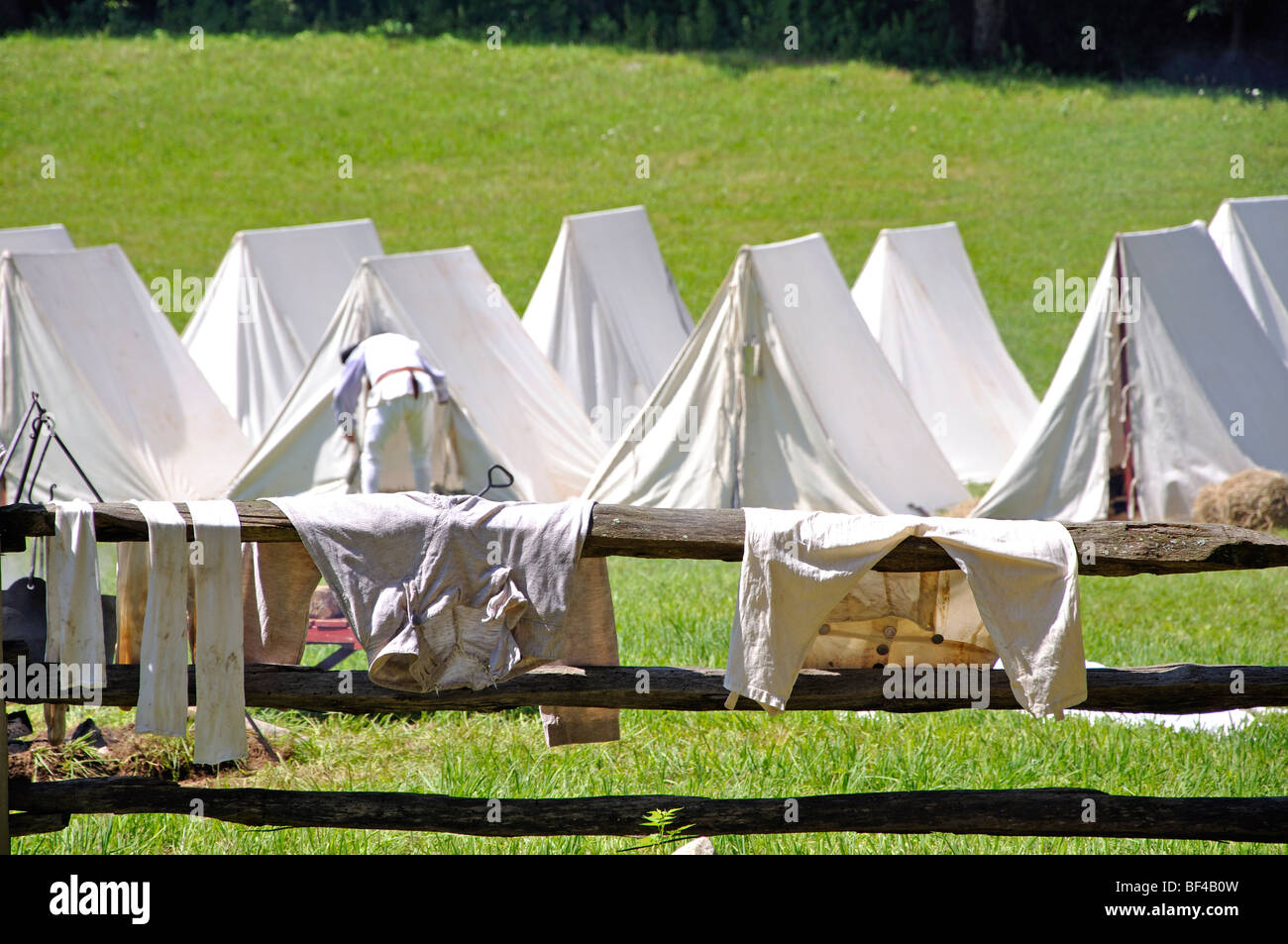 Pantaloni vecchi essiccazione su recinzione in tenda militare camp - costume guerra rivoluzionaria americana (1770's) era rievocazione Foto Stock