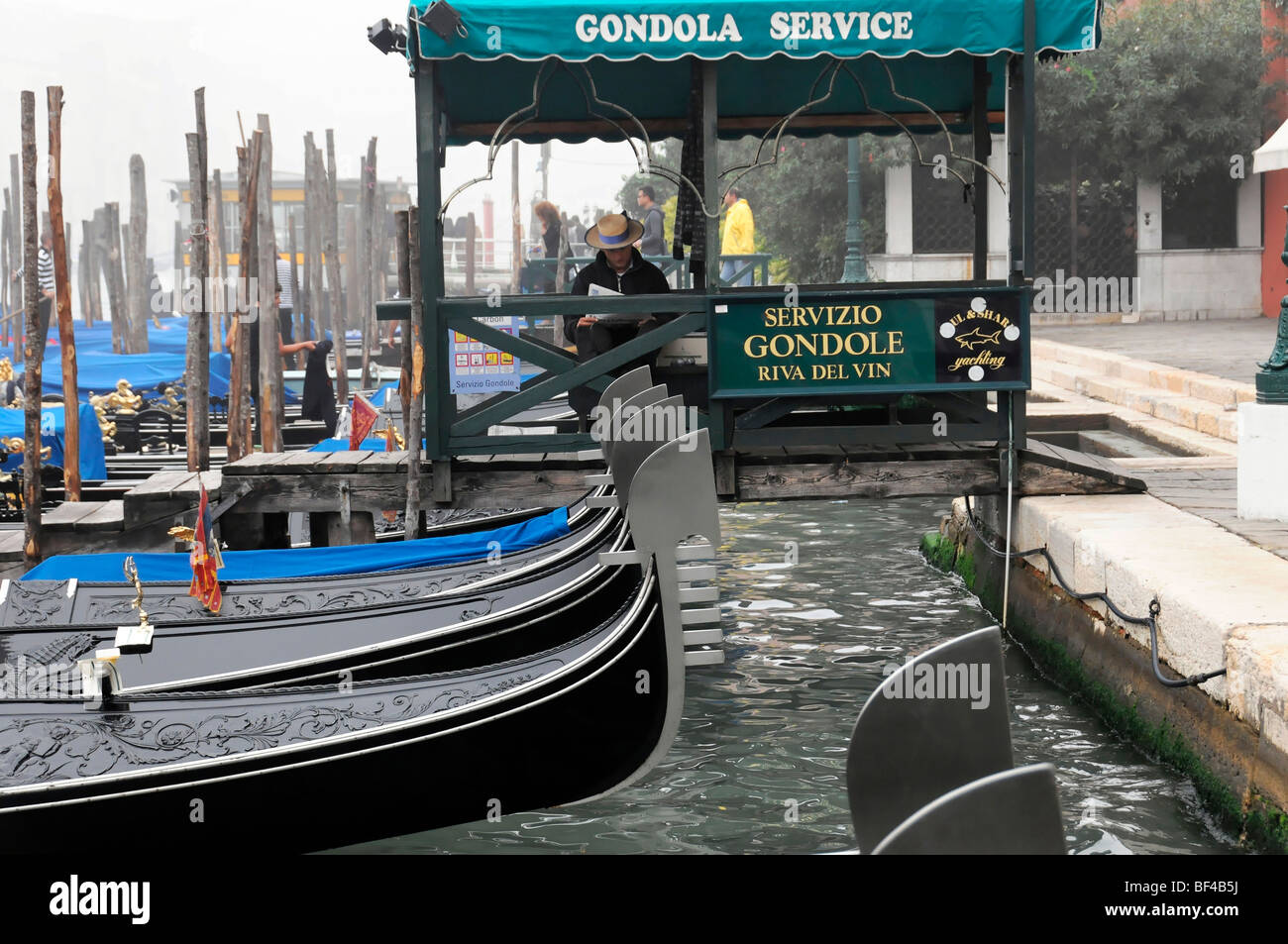 Servizio Gondole e gondole, Canale Grande, Venezia, Veneto, Italia, Europa Foto Stock