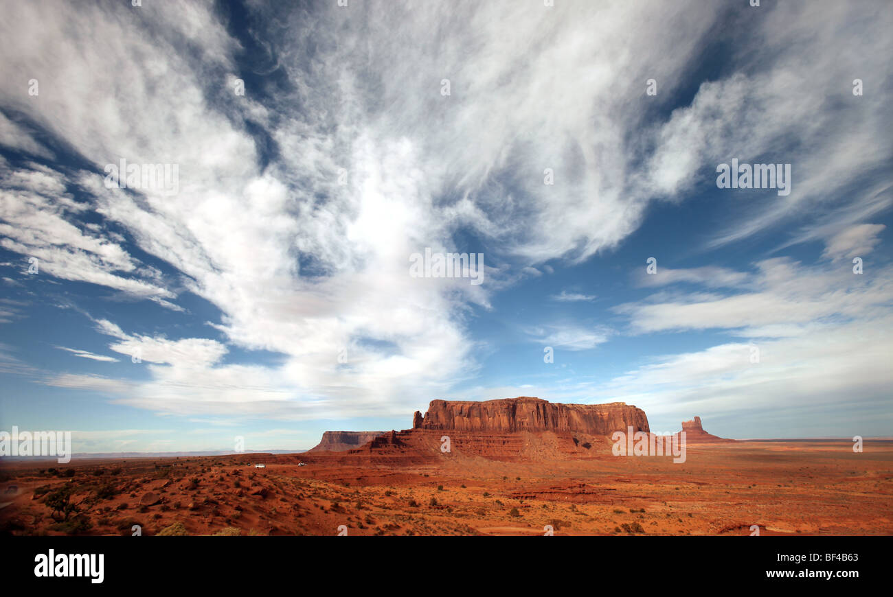 Luminose Monument Valley il paesaggio con le nuvole drammatico Foto Stock