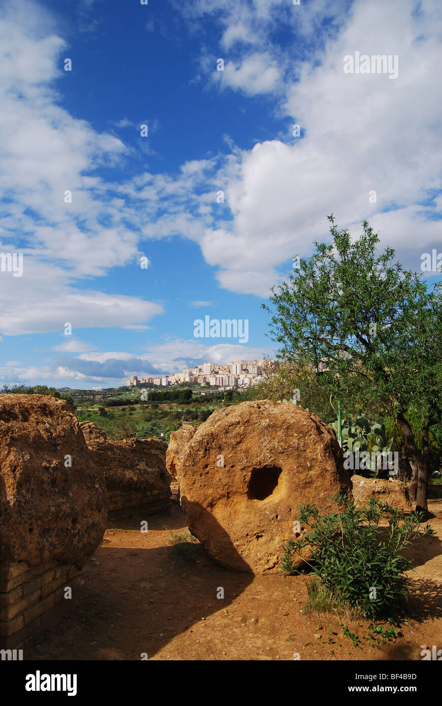 Motivi della valle dei templi, Sicilia, Italia - Agrigento in background Foto Stock