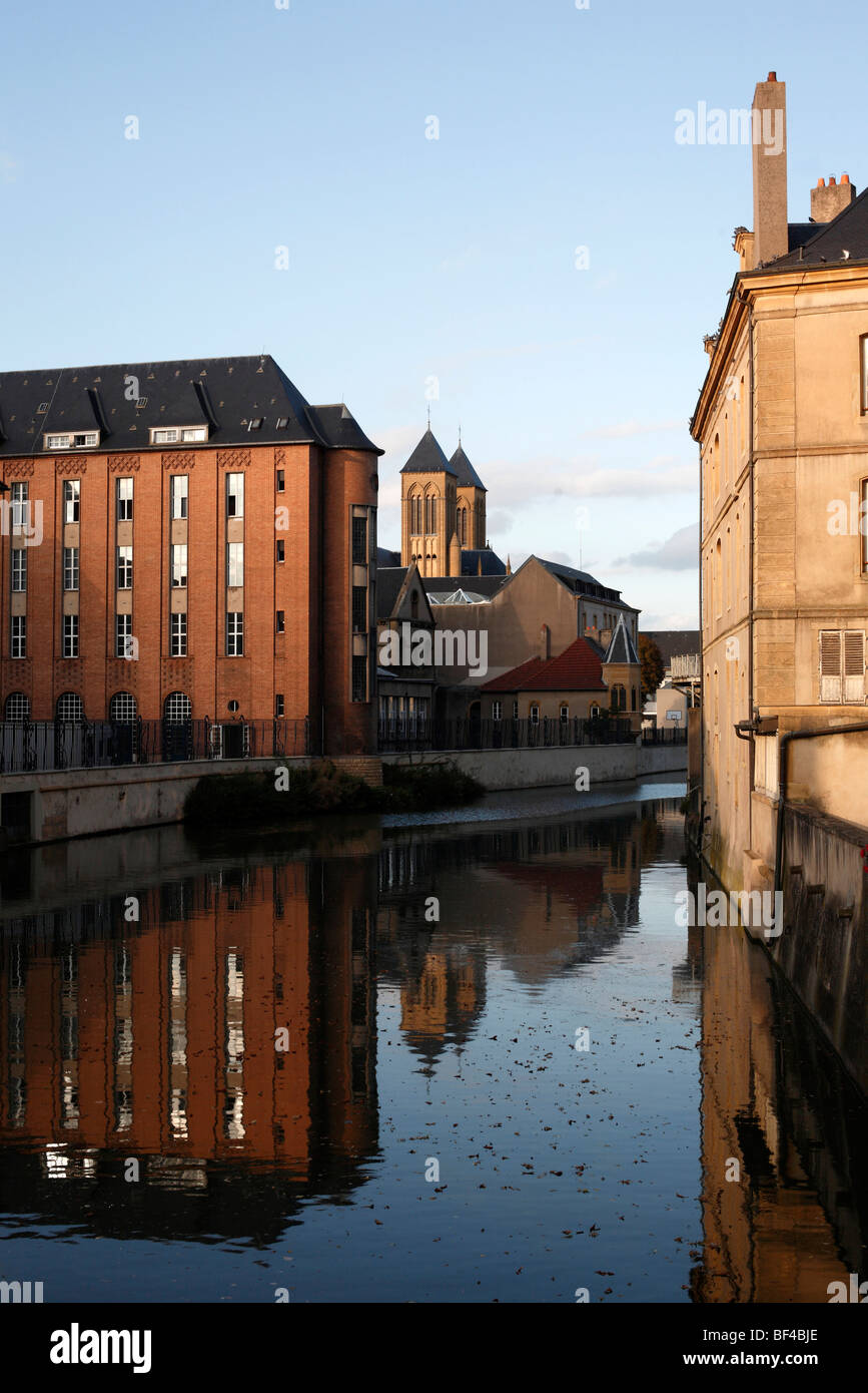 Riverside edifici e case a Metz nella regione della Lorena della Francia Foto Stock