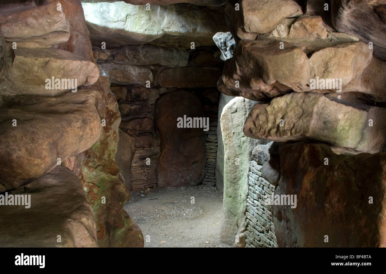 All'interno di West Kennet Long Barrow, nel Wiltshire, Inghilterra Foto Stock