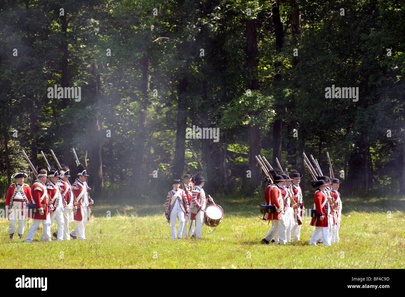 British Redcoats preparando per la battaglia in costume - la guerra rivoluzionaria americana (1770's) era rievocazione Foto Stock