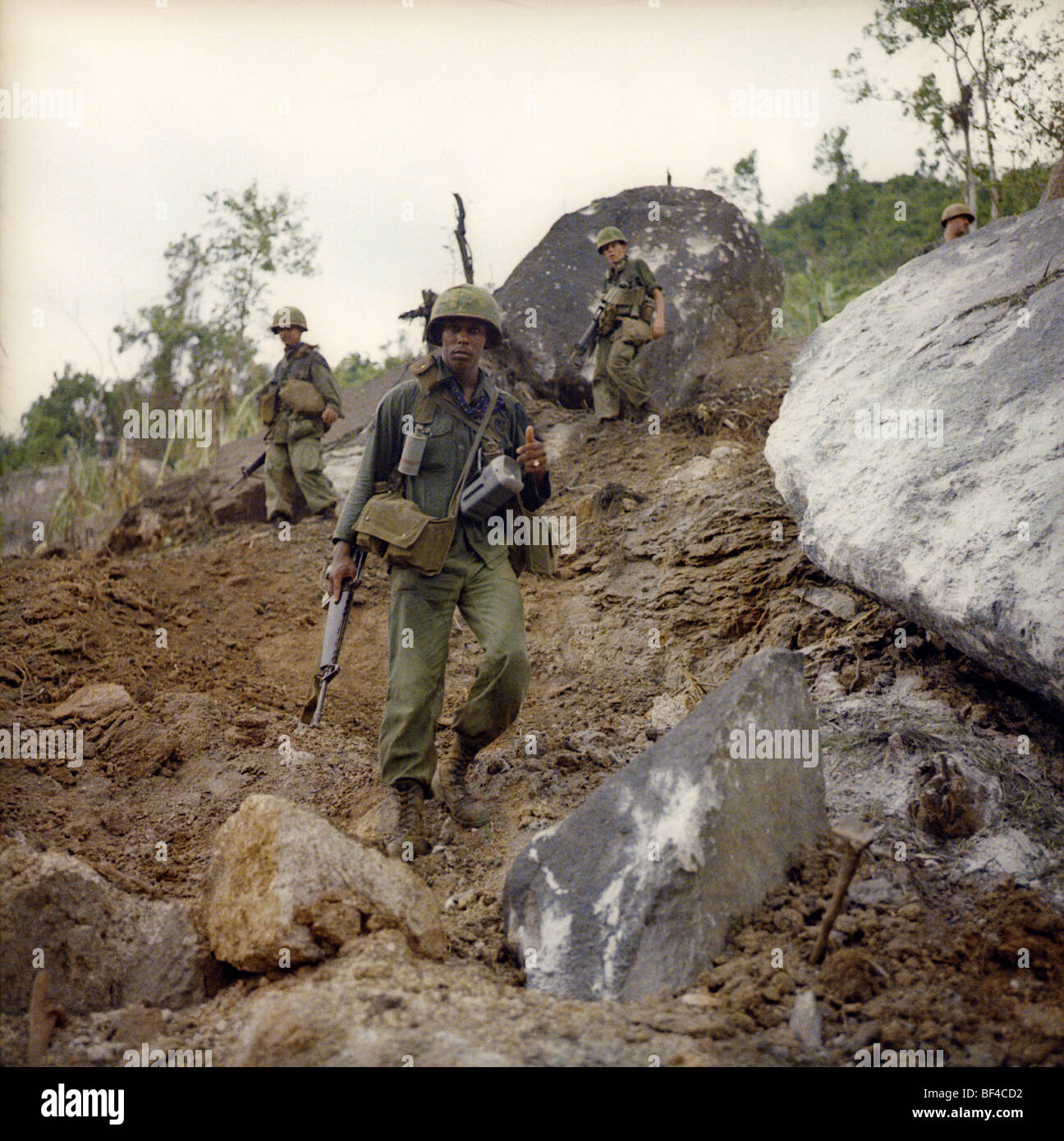 Membri della truppa B, 1° Stormo, 9 Cavalleria di pattuglia durante la Guerra del Vietnam nel 1967. Foto Stock