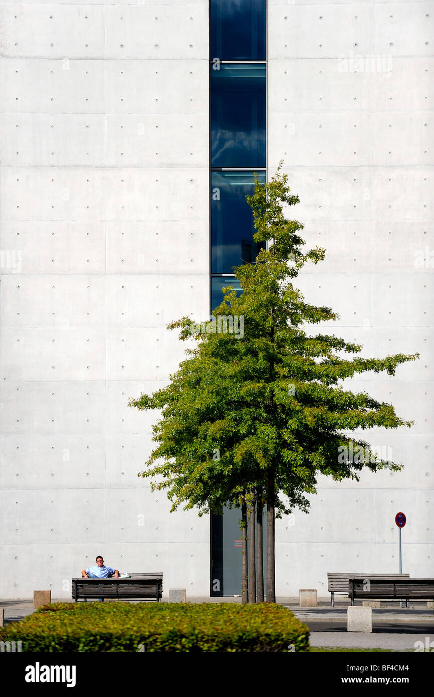 Un uomo su un bancone di un grattacielo, Berlino, Germania, Europa Foto Stock