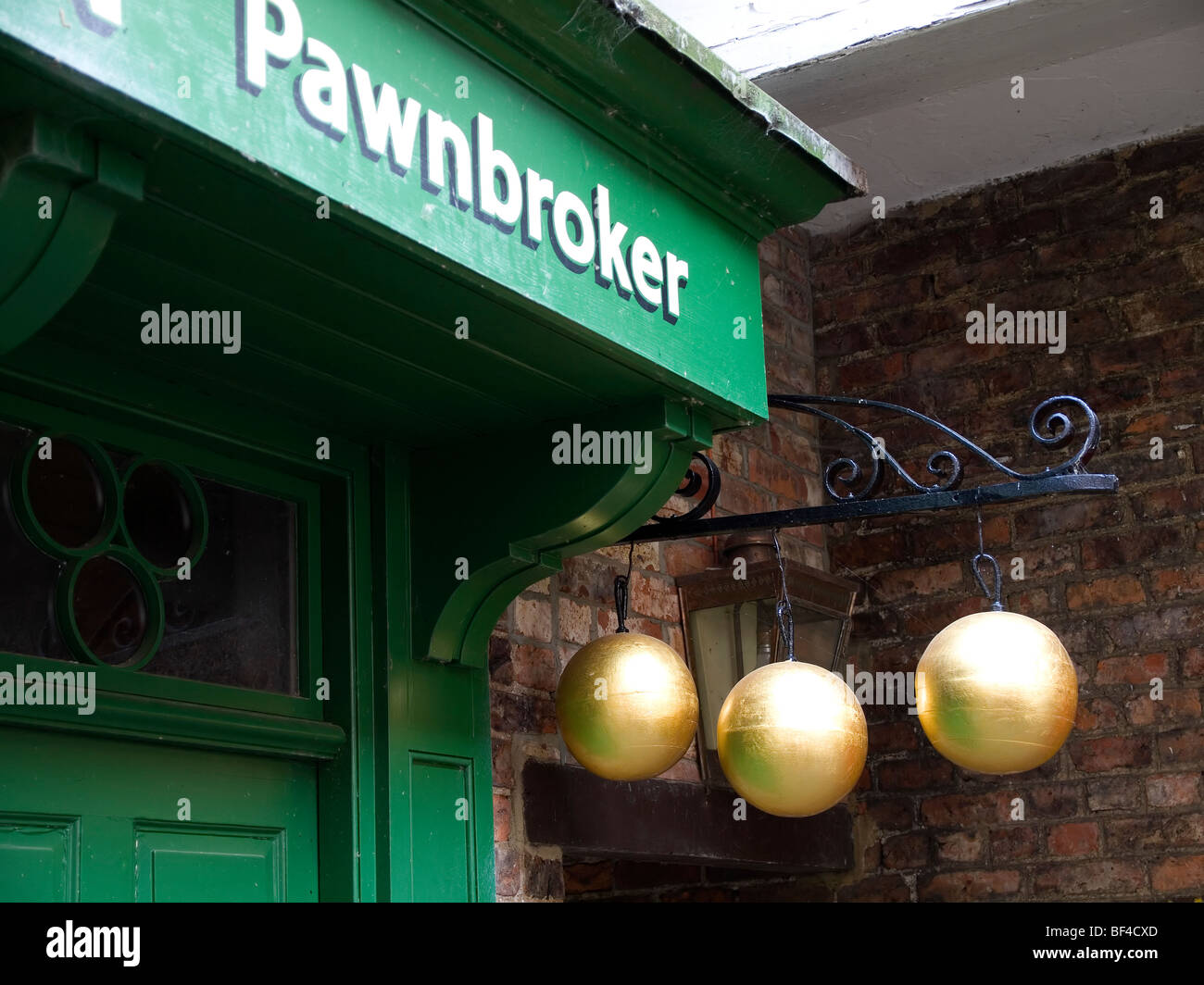 L'angolo di un negozio Pawnbrokers con tre sfere in ottone segno a Preston Park Museum Eaglescliffe Stockton on Tees Foto Stock