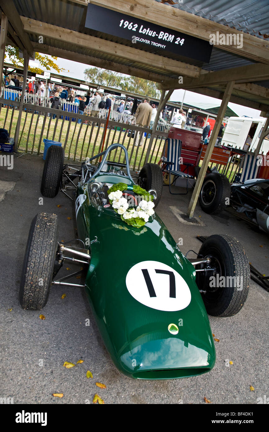 1962 Lotus-BRM 24 con una ghirlanda nel paddock al 2009 Goodwood, Sussex, Regno Unito. Foto Stock