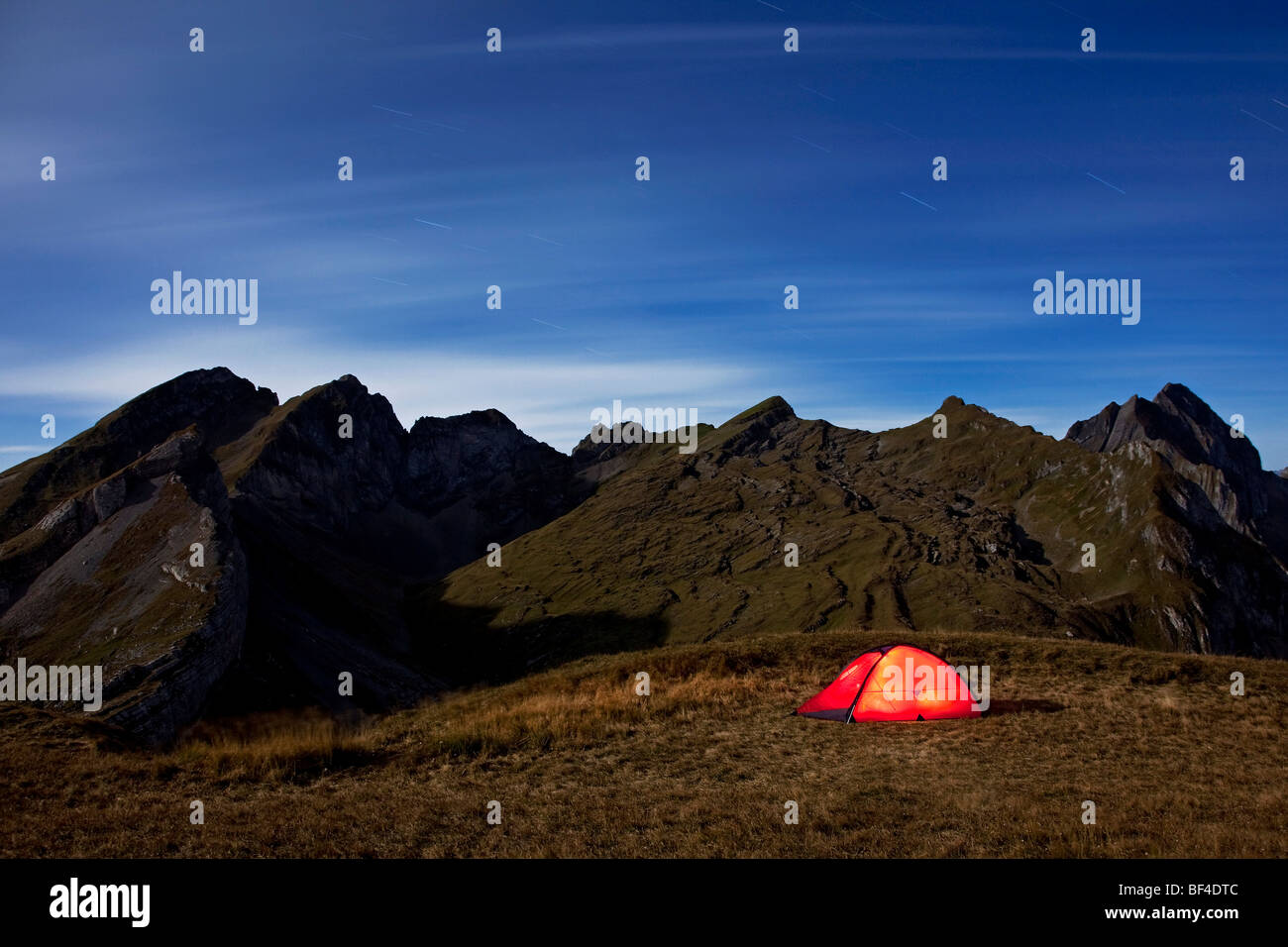 Jack Wolfskin in tenda al chiaro di luna nella Svizzera Alpi Orientali, Svizzera, Europa Foto Stock