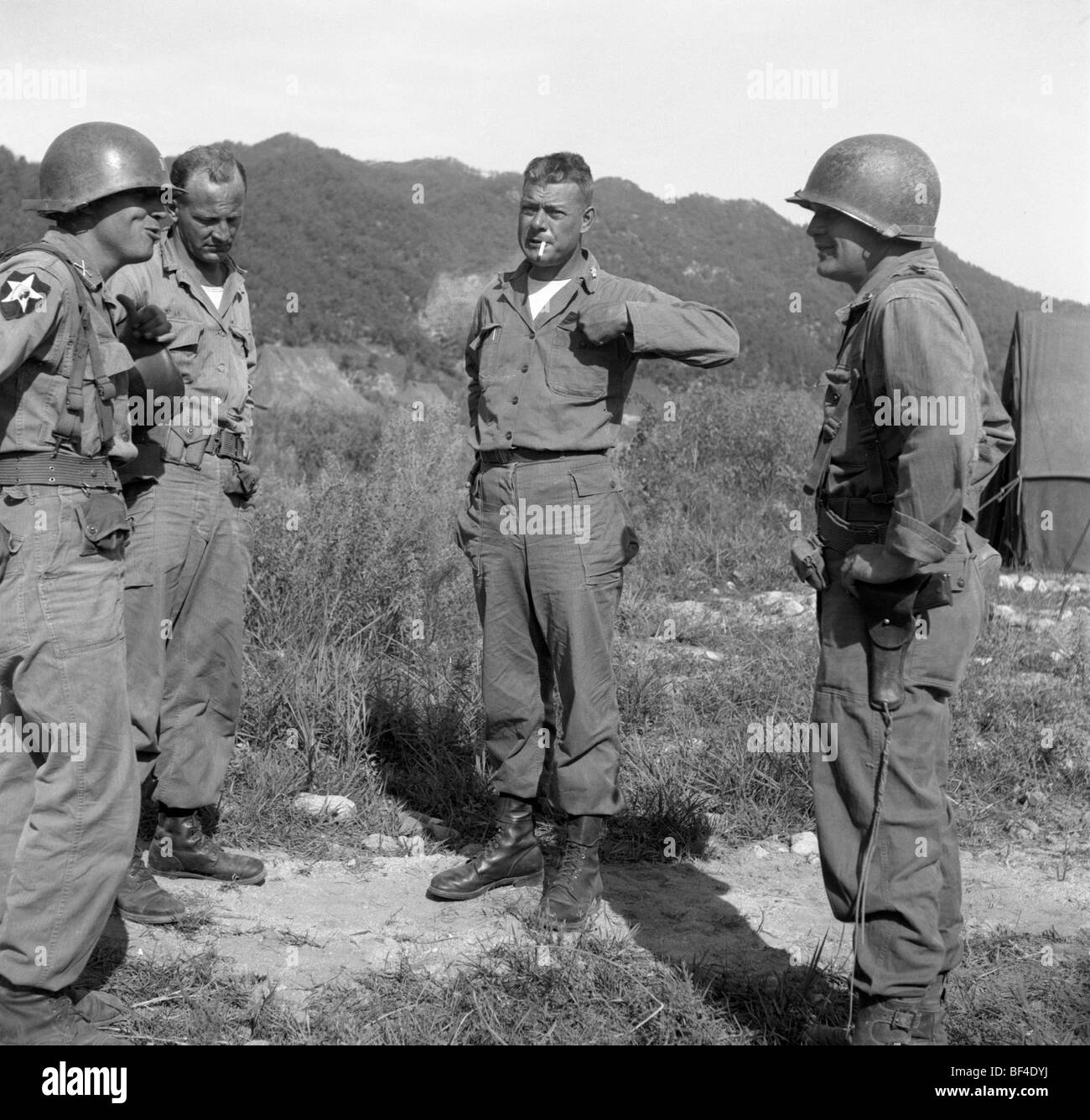 Leadership della seconda divisione di fanteria di parlare a un posto di comando durante la Guerra di Corea nel 1951. Foto Stock