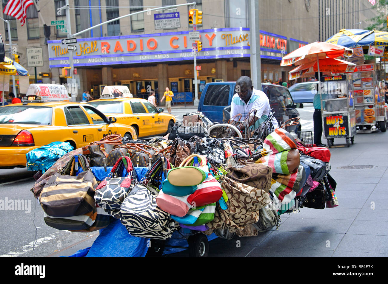 Borsa venditore nella città di New York Foto Stock