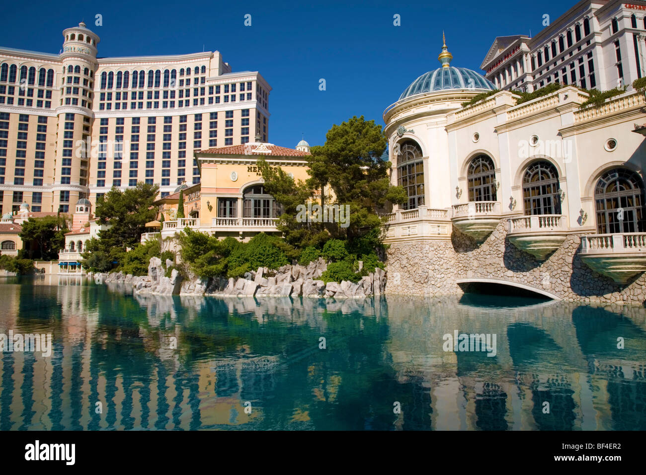 Lakeside Riviera italiana i negozi e i ristoranti a Bellagio Hotel, con Caesar's Palace in background, Las Vegas Foto Stock