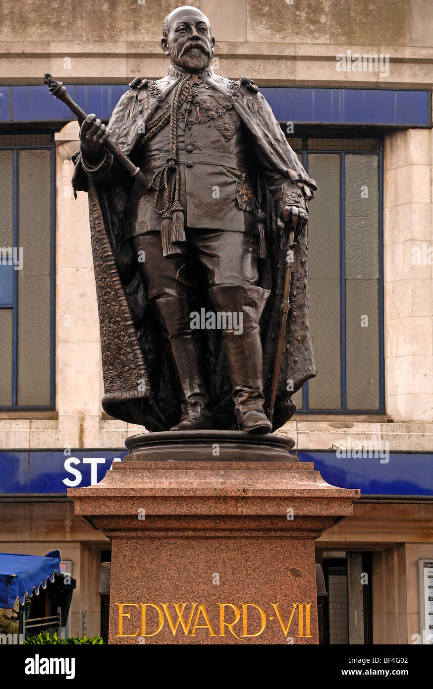 Statua di re Edoardo VII, 1841-1910, nella stazione della metropolitana Tooting Broadway, Tooting, London, England, Regno Unito, Europa Foto Stock