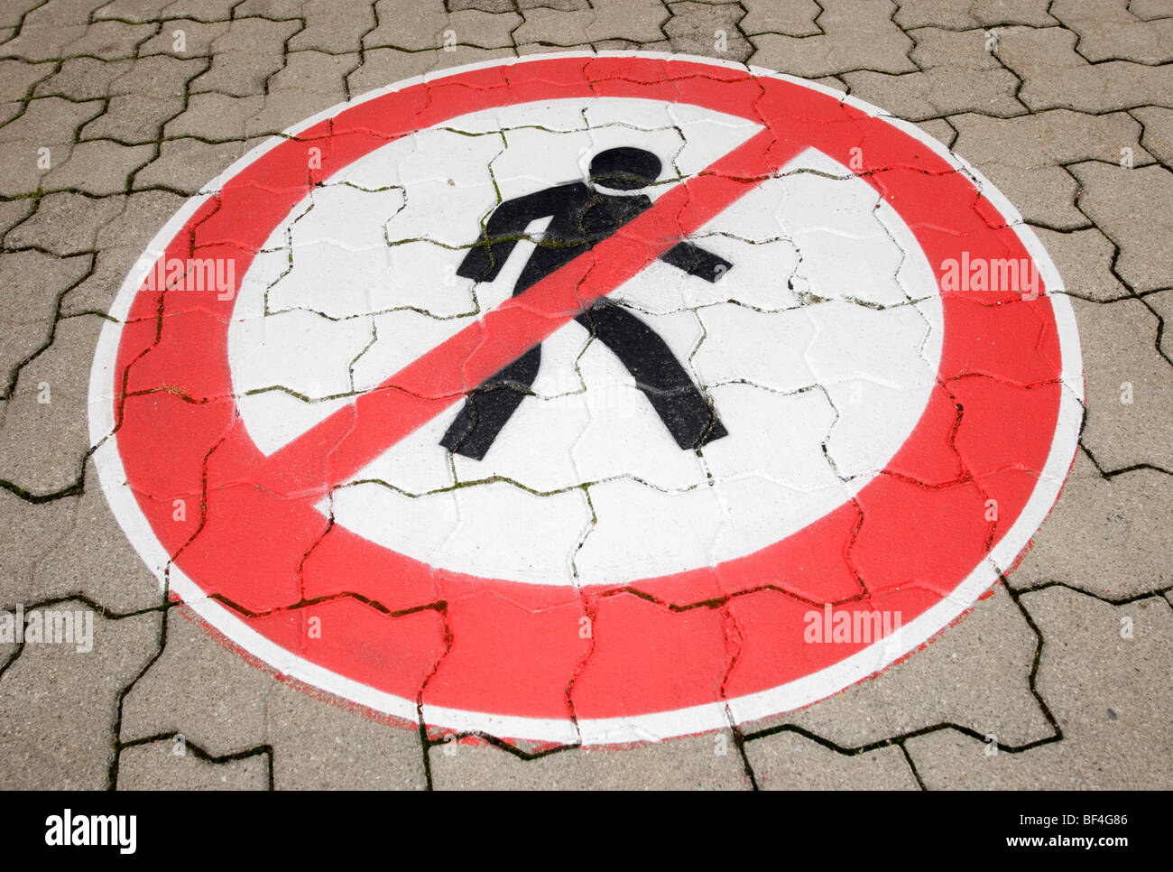 Dipinto di segno di avvertimento sul marciapiede, divieto di transito Foto Stock