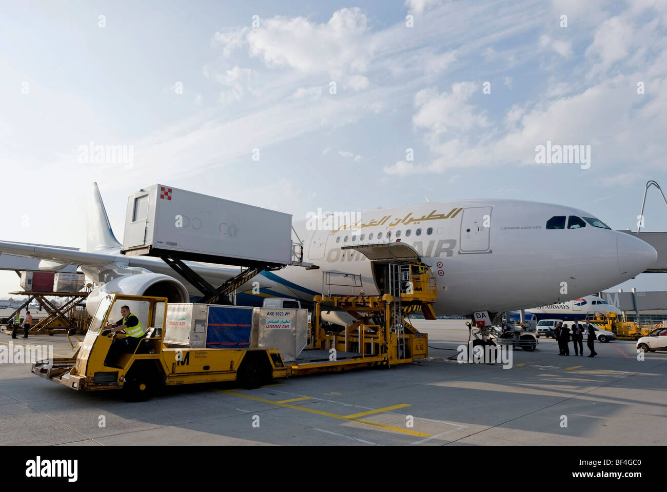 Personale di terra lo scarico di un Airbus A330-200 della compagnia aerea Oman Air, Aeroporto di Monaco di Baviera, Germania, Europa Foto Stock