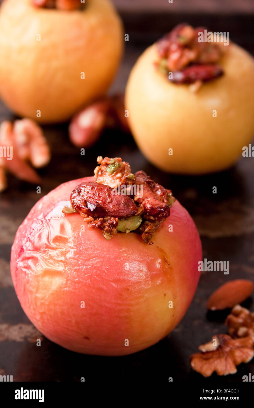 Mele cotte riempito con noci, semi e spezie caldi. Foto Stock