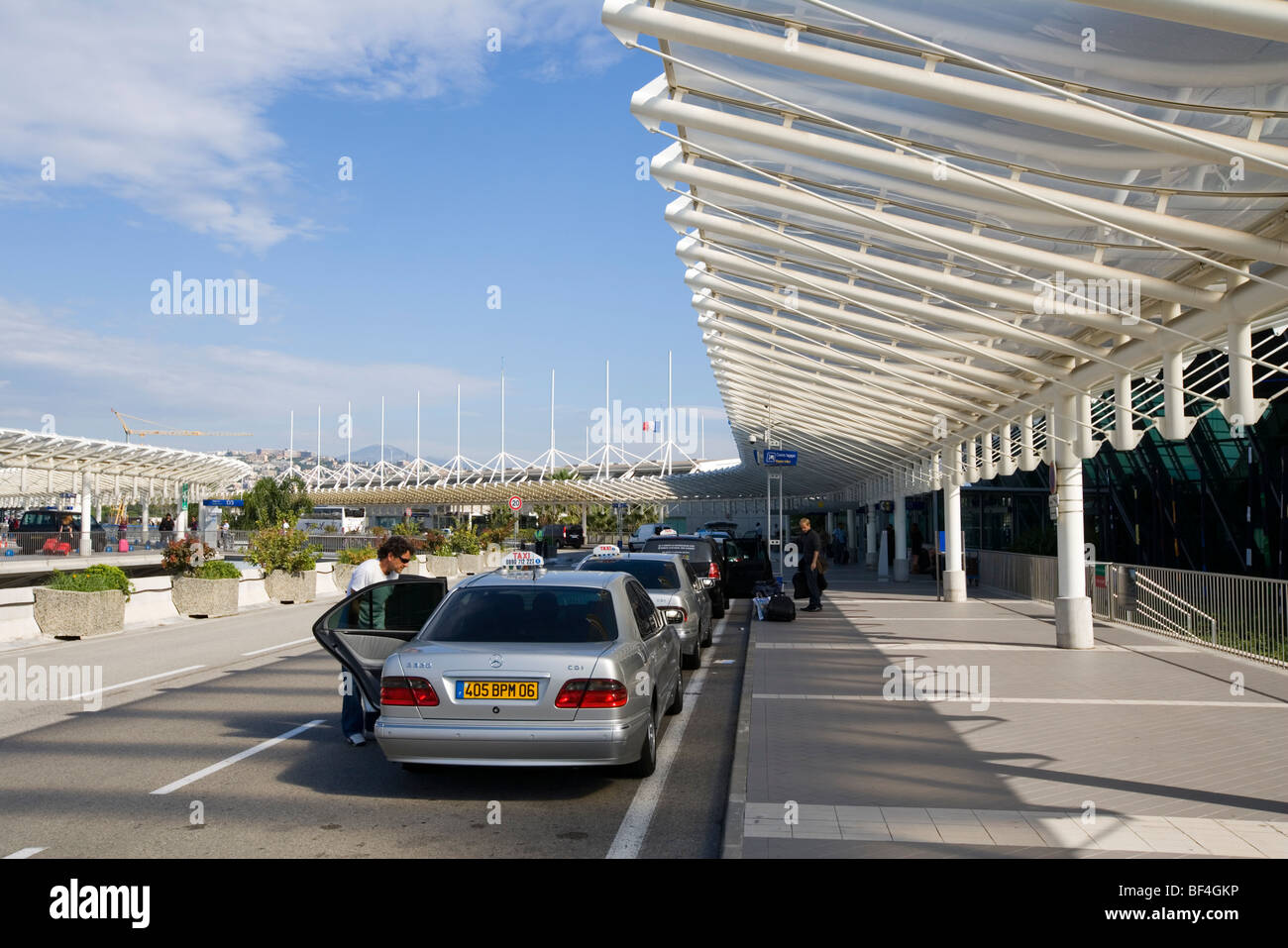 Aeroporto di Nizza Partenze il terminale esterno, Côte d'Azur, in Francia  Meridionale, Europa Foto stock - Alamy