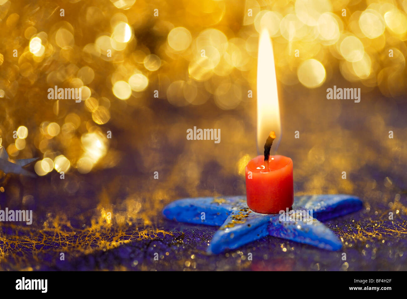 Le decorazioni di Natale con un ardente candela rossa Foto Stock