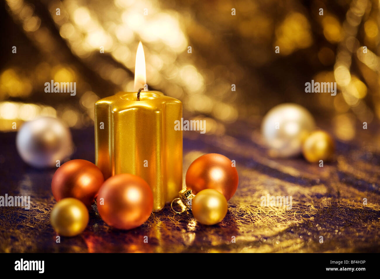 Le decorazioni di Natale con un ardente golden candela Foto Stock