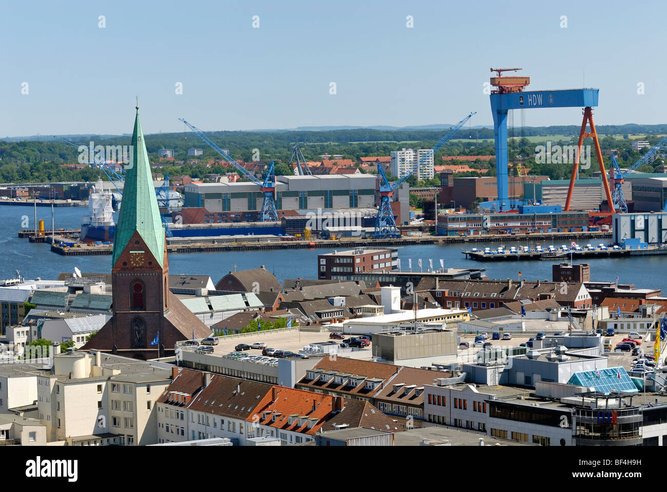 Vista sulla città di Kiel, la chiesa di San Nicola sul mercato vecchio e il cantiere HDW nel fiordo interno, SCHLESWIG-HOLSTEIN, g Foto Stock