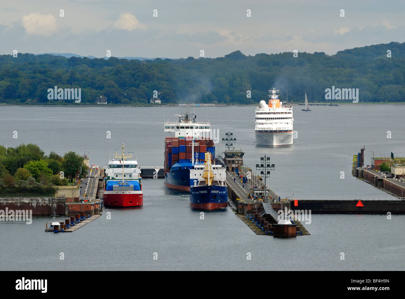 Spese di spedizione il traffico al Schleuse Holtenau serratura, navi container e la nave di crociera, Kiel, Schleswig-Holstein, Germania, Europa Foto Stock