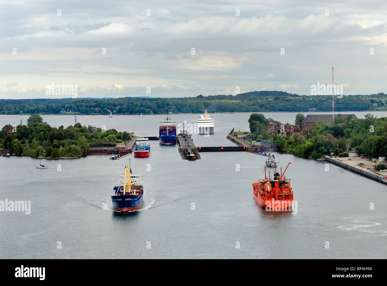 Traffico marittimo sul canale Kiel, sul retro della chiusa Schleuse Holtenau, Kiel, Schleswig-Holstein, Germania, Europa Foto Stock