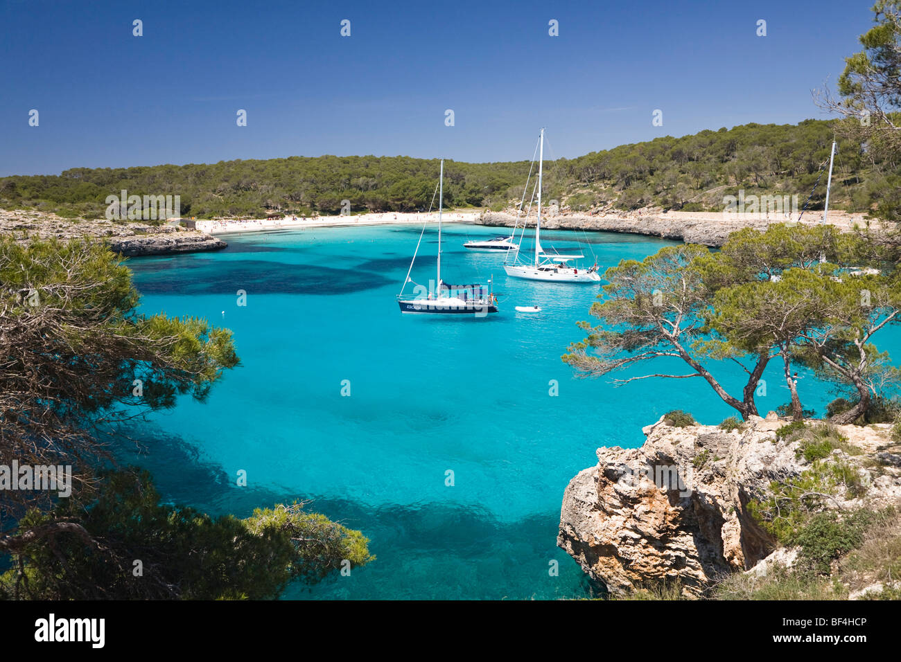 Yacht a vela ancoraggio in baia di s'Amarador, Cala Mondragó, parco naturale di Mondragó, Mallorca, Maiorca, isole Baleari Foto Stock