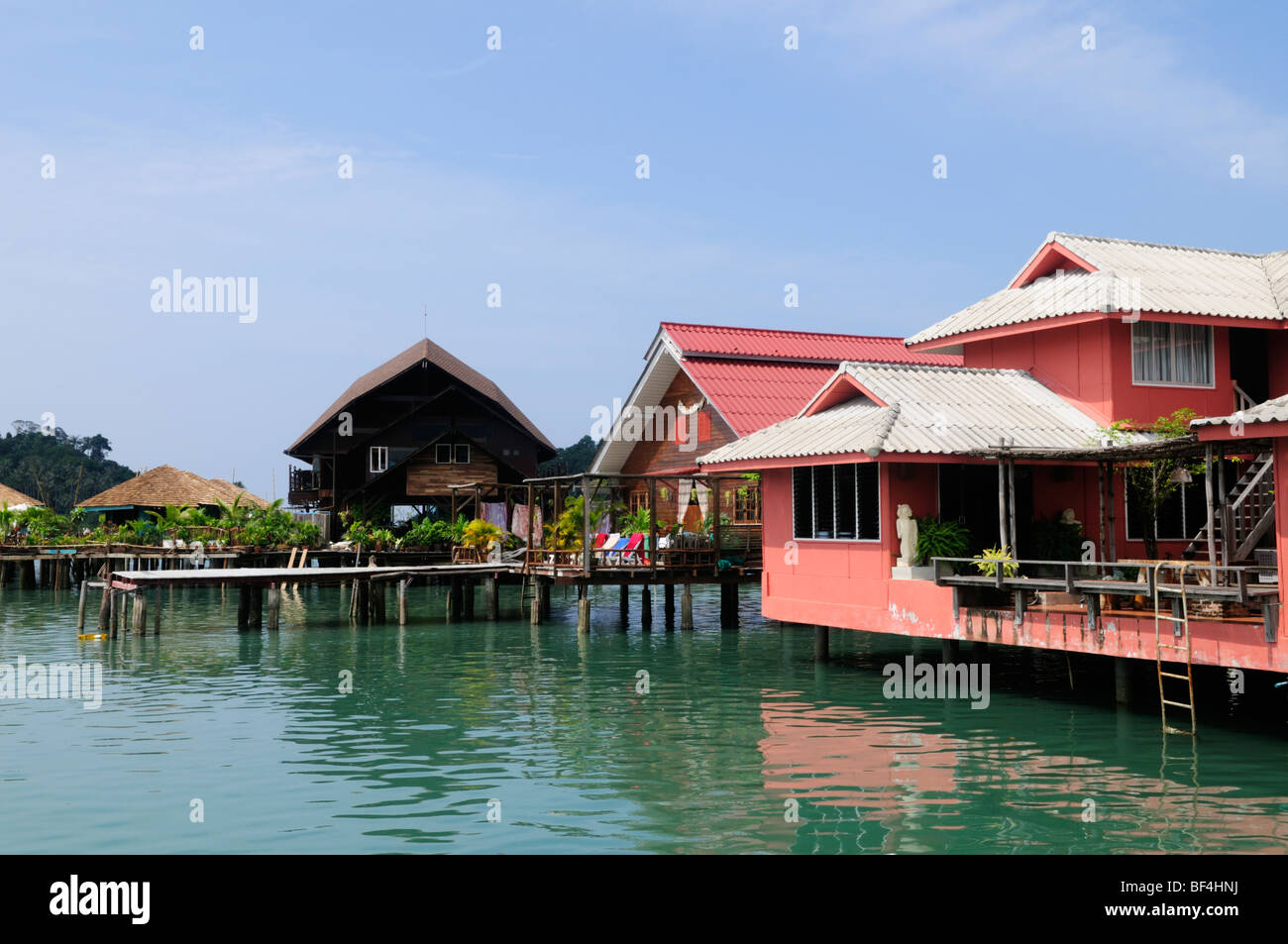 Thailandia: Trat provincia; Koh Chang: Divieto di Bangbao; case costruite su palafitte in mare Foto Stock