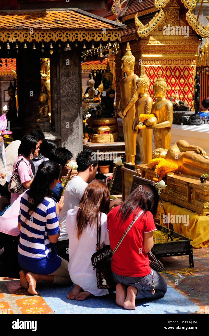 Tailandia Chiang Mai; Wat Phra That Doi Suthep; buddisti pregano da immagini di Buddha Foto Stock