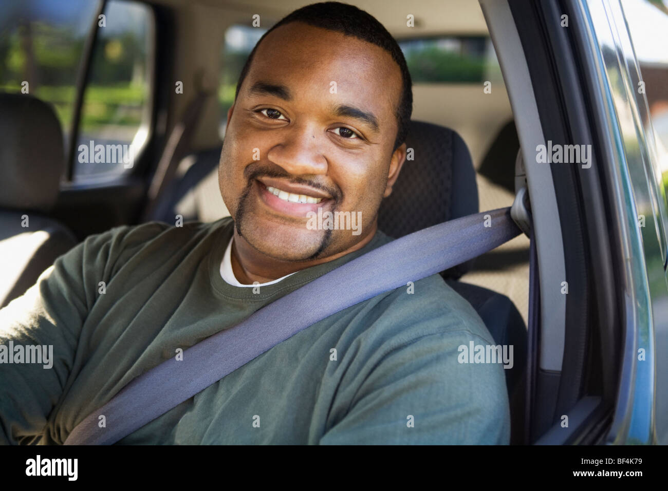 African uomo alla guida di auto Foto Stock