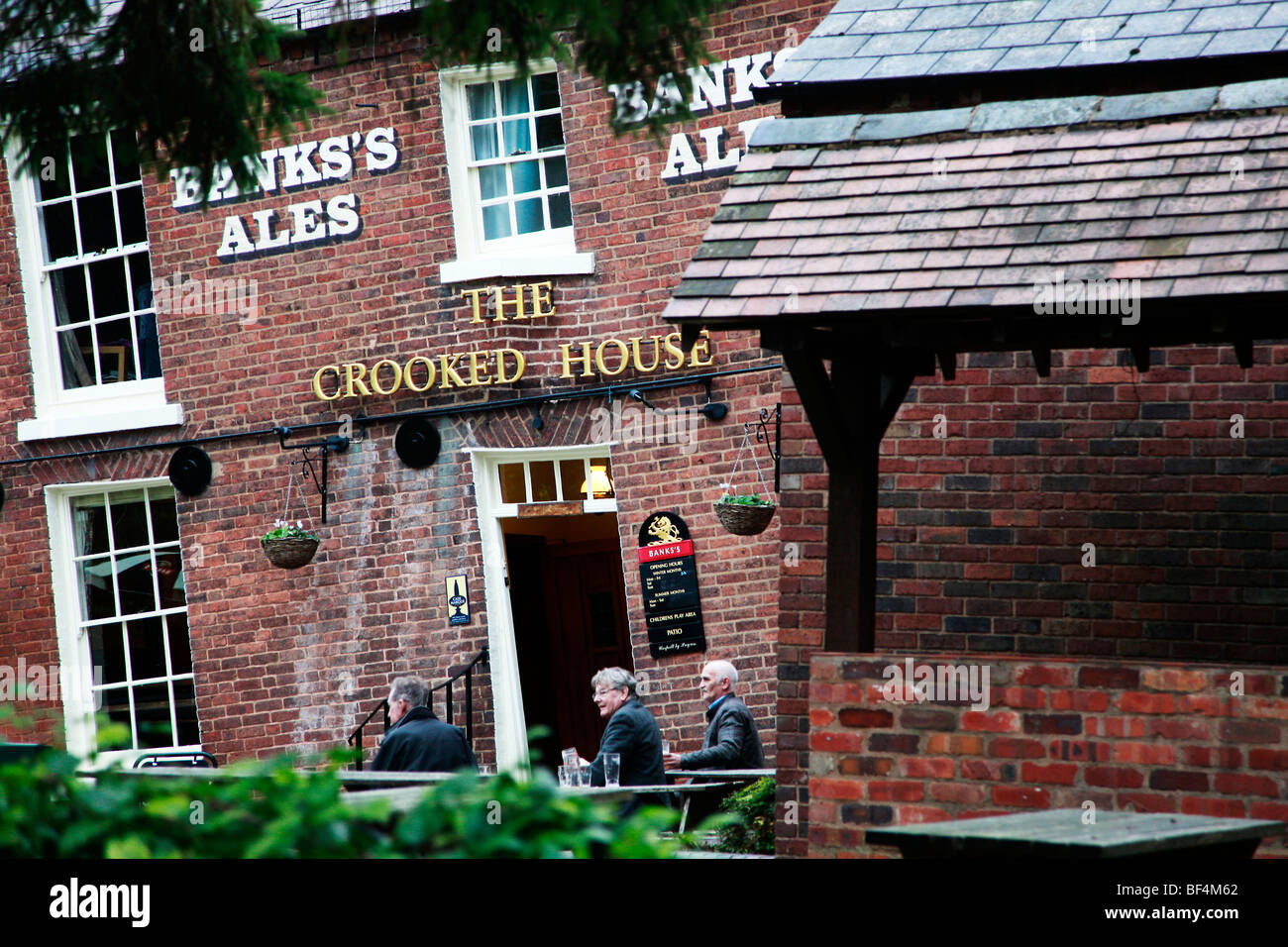 La casa storta a Himley Staffordshire. Una casa pubblica che è stata duramente colpita dal cedimento di data mining nel corso di molti secoli Foto Stock