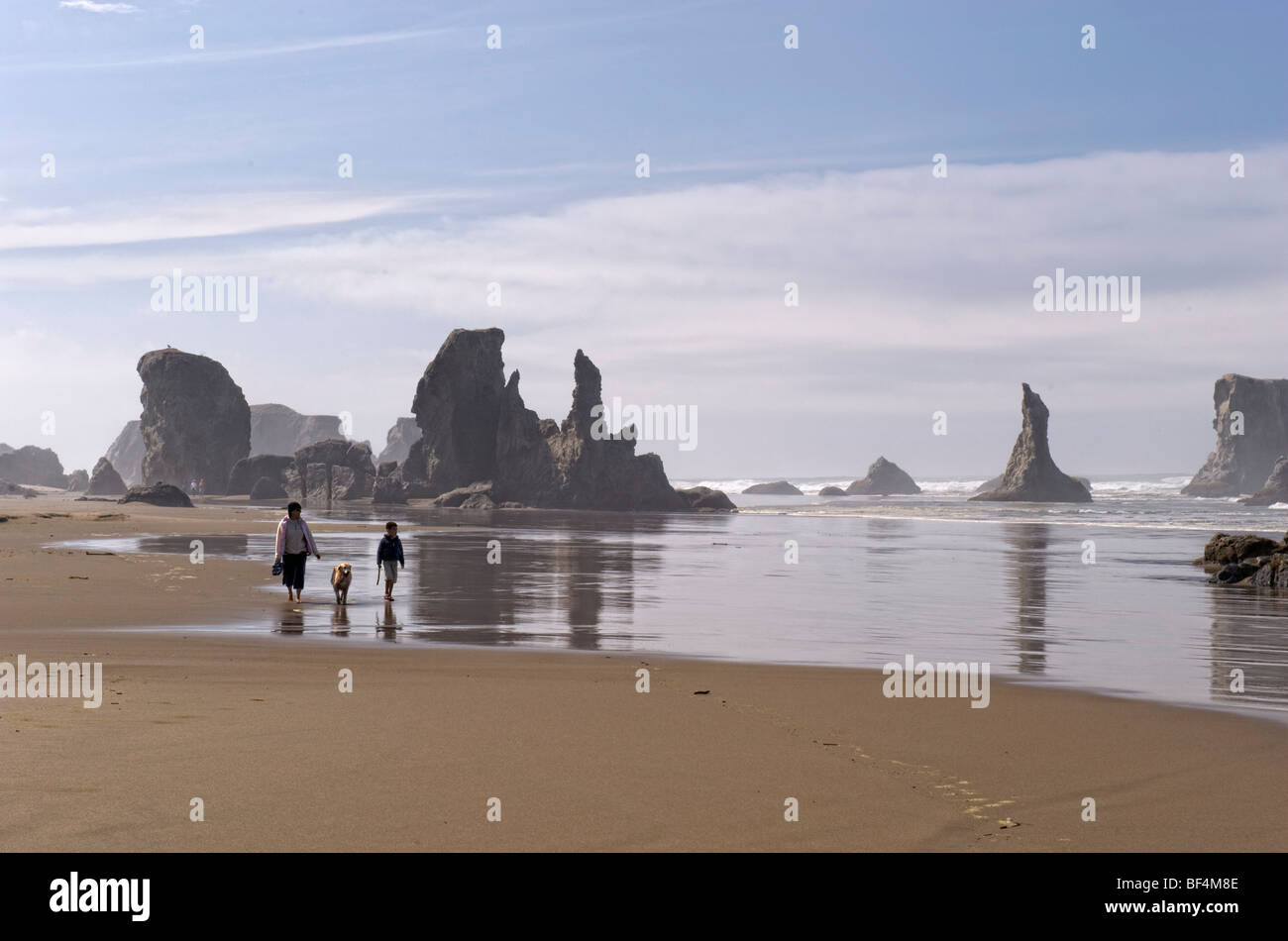 La gente camminare sulla spiaggia di Bandon, Oregon, Stati Uniti d'America Foto Stock