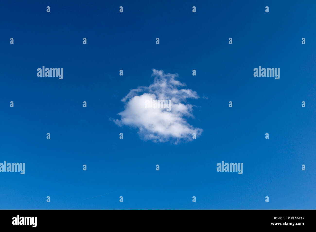 Piccolo cumulus cloud in un cielo blu Foto Stock