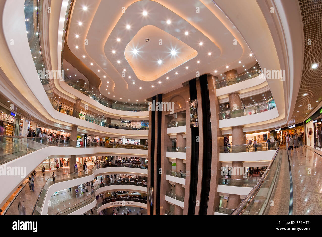 Asia, Cina, Hong Kong Causeway Bay, Wan Chai, interno del centro commerciale di Times Square Foto Stock