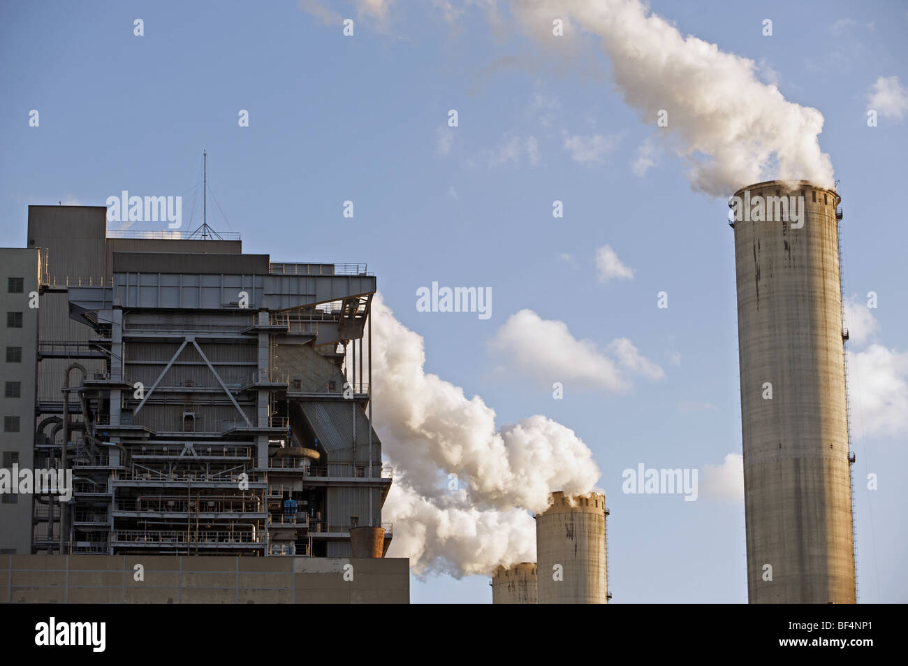 200 metri di alte ciminiere di una centrale elettrica a carbone, Germania. Foto Stock