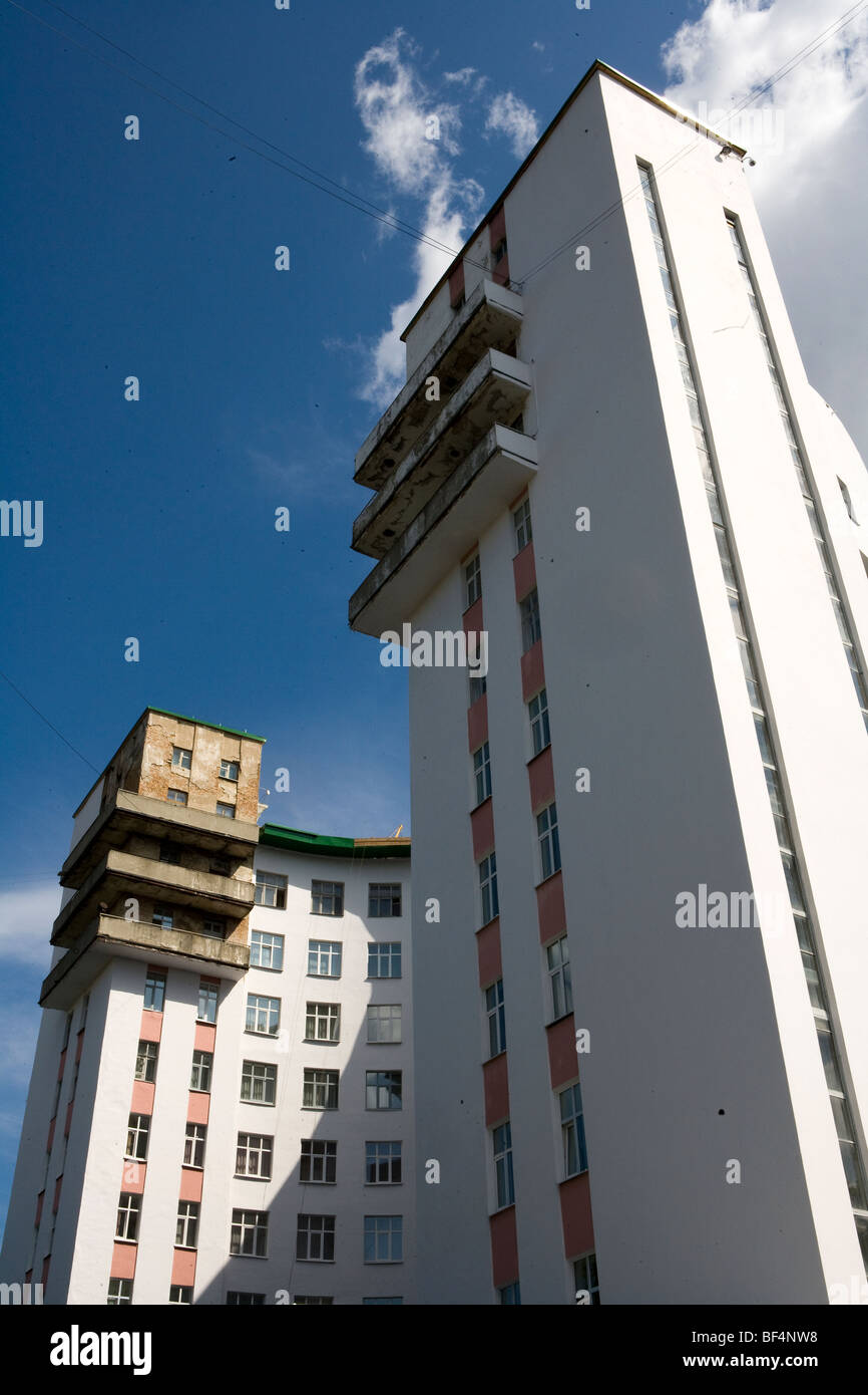 Semi circolare in stile art deco blocco di appartamenti a basso angolo di visione, Russia Foto Stock