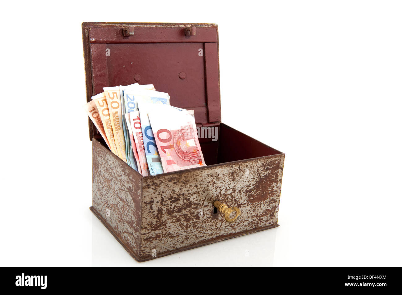 Vecchio,rusty denaro box con Euro isolato su bianco Foto Stock