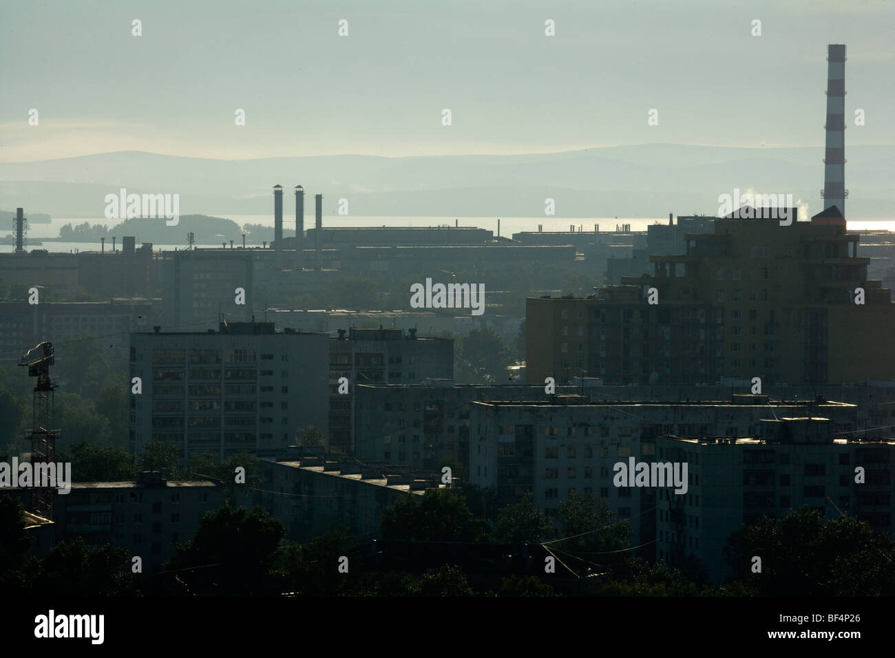 Paesaggio urbano nebuloso con blocchi di appartamenti e fumi industriali pile sulla skyline, Ekaterinburg, Russia Foto Stock
