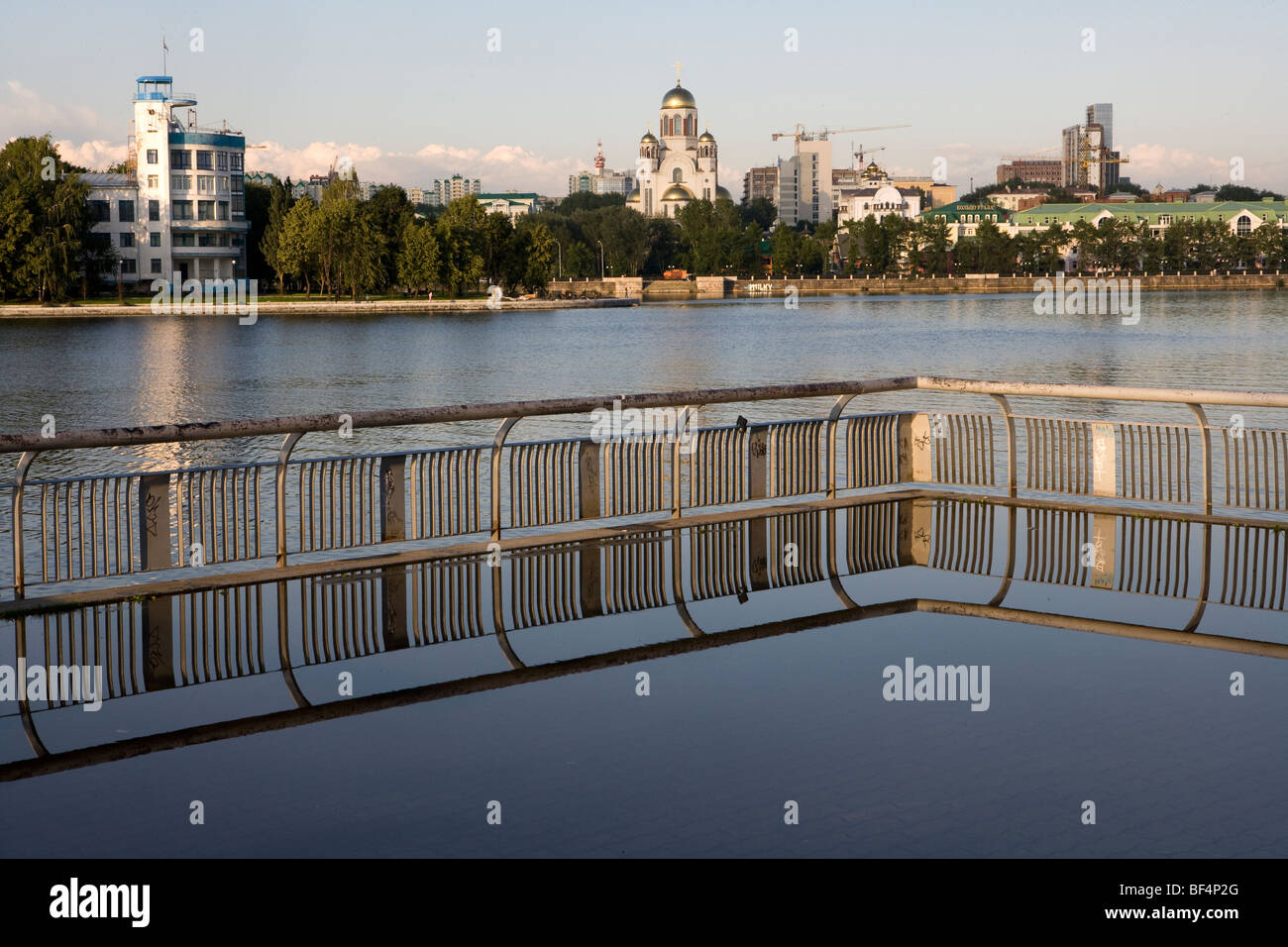 Paesaggio urbano su Iset fiume con la Cattedrale Alexander Nevsky sulla skyline, Ekaterinburg, Russia Foto Stock