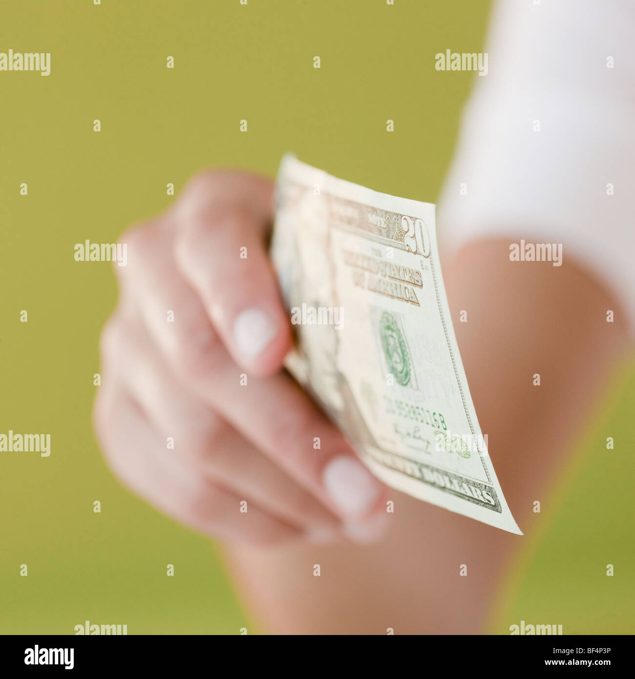 Donna che mantiene venti dollari Foto Stock