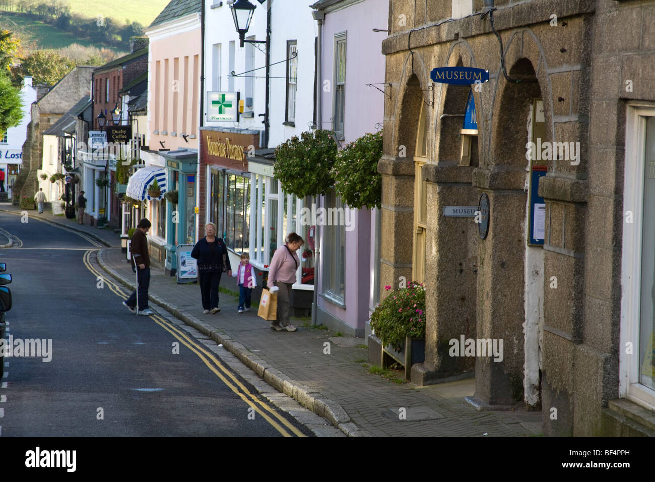 Lostwithiel; shopping street; Cornovaglia Foto Stock