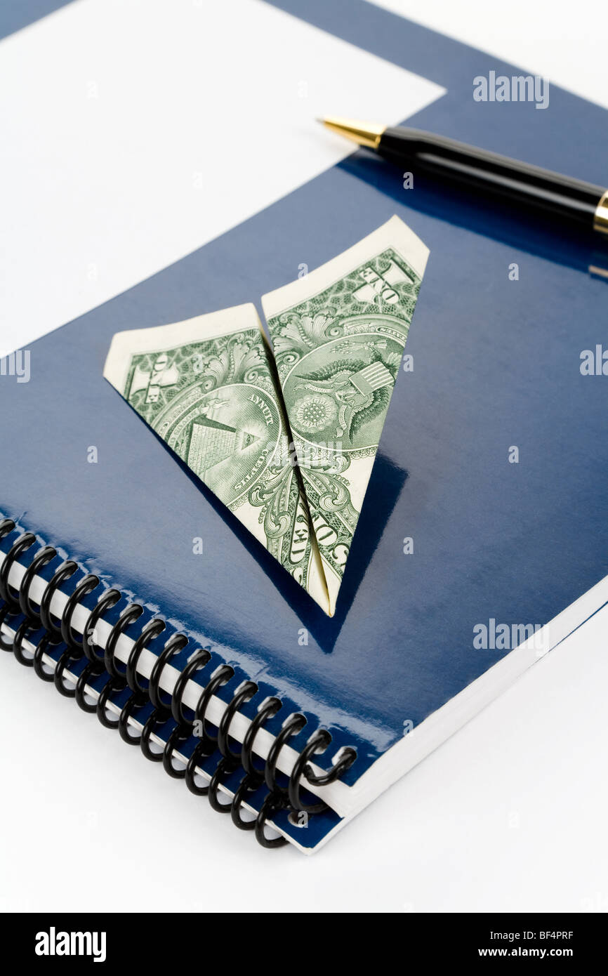Blue testo scolastico, notebook o manuale e dollaro con sfondo bianco Foto Stock
