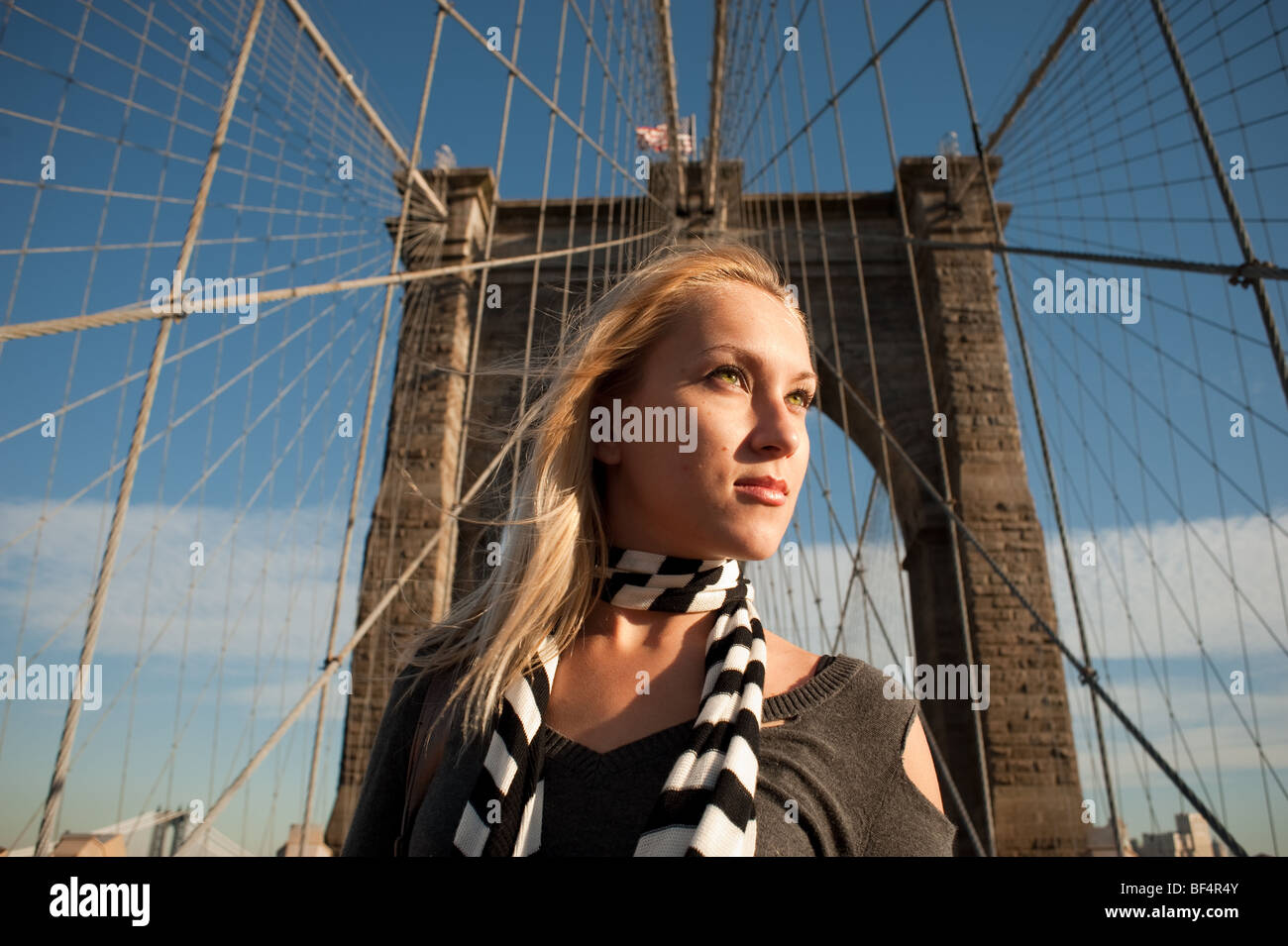 Ritratto di blonde modello sul ponte di Brooklyn, New York City Foto Stock